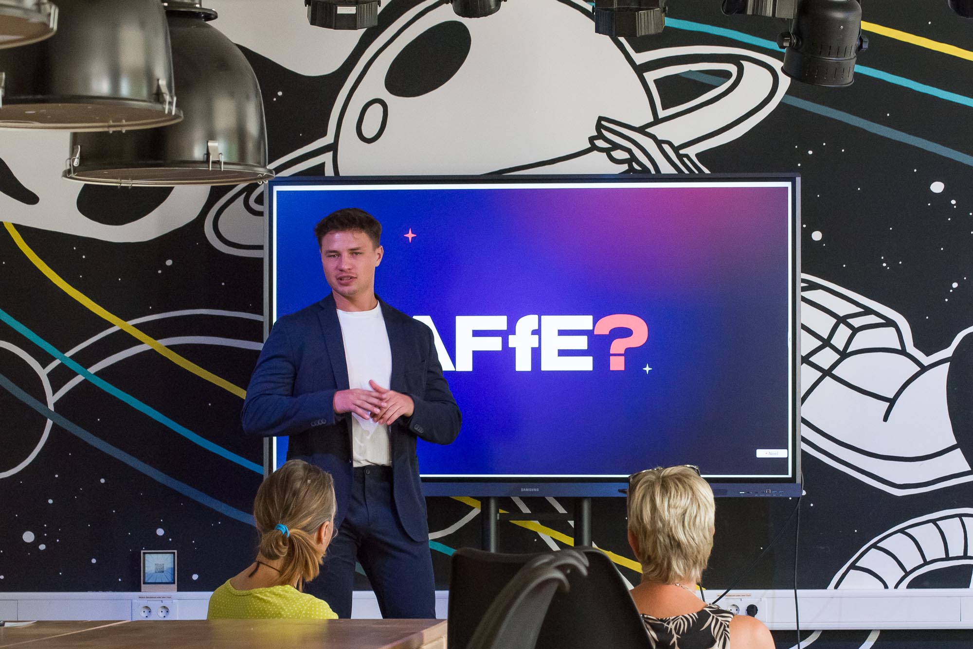 Vincent Noel Dohr eröffnet ein AFfE-Seminar vor Publikum.