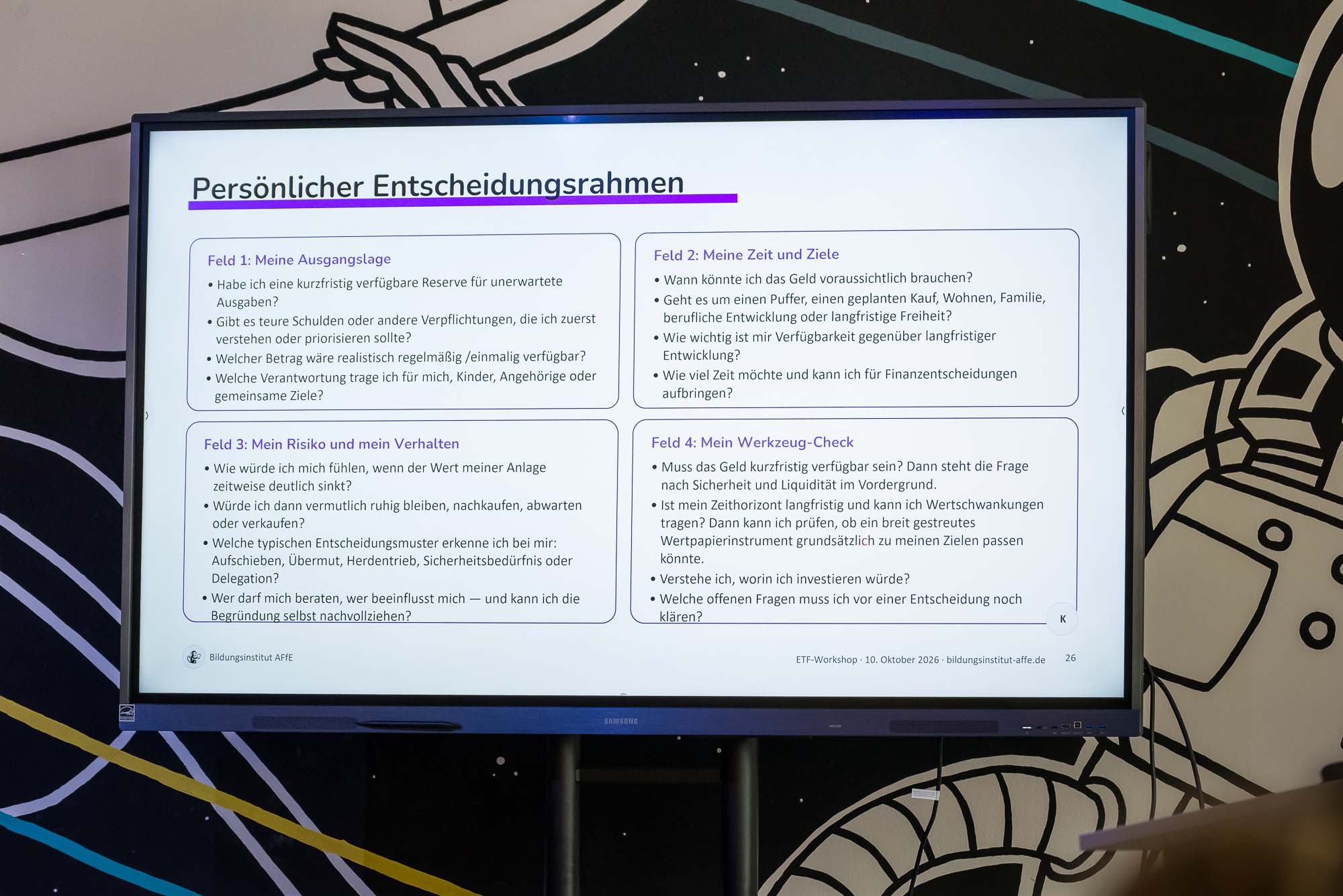 Die Folie „Persönlicher Entscheidungsrahmen“ mit den vier Feldern an der Wand.